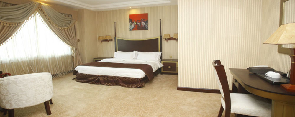 Tourist Hotel Doha Exteriör bild