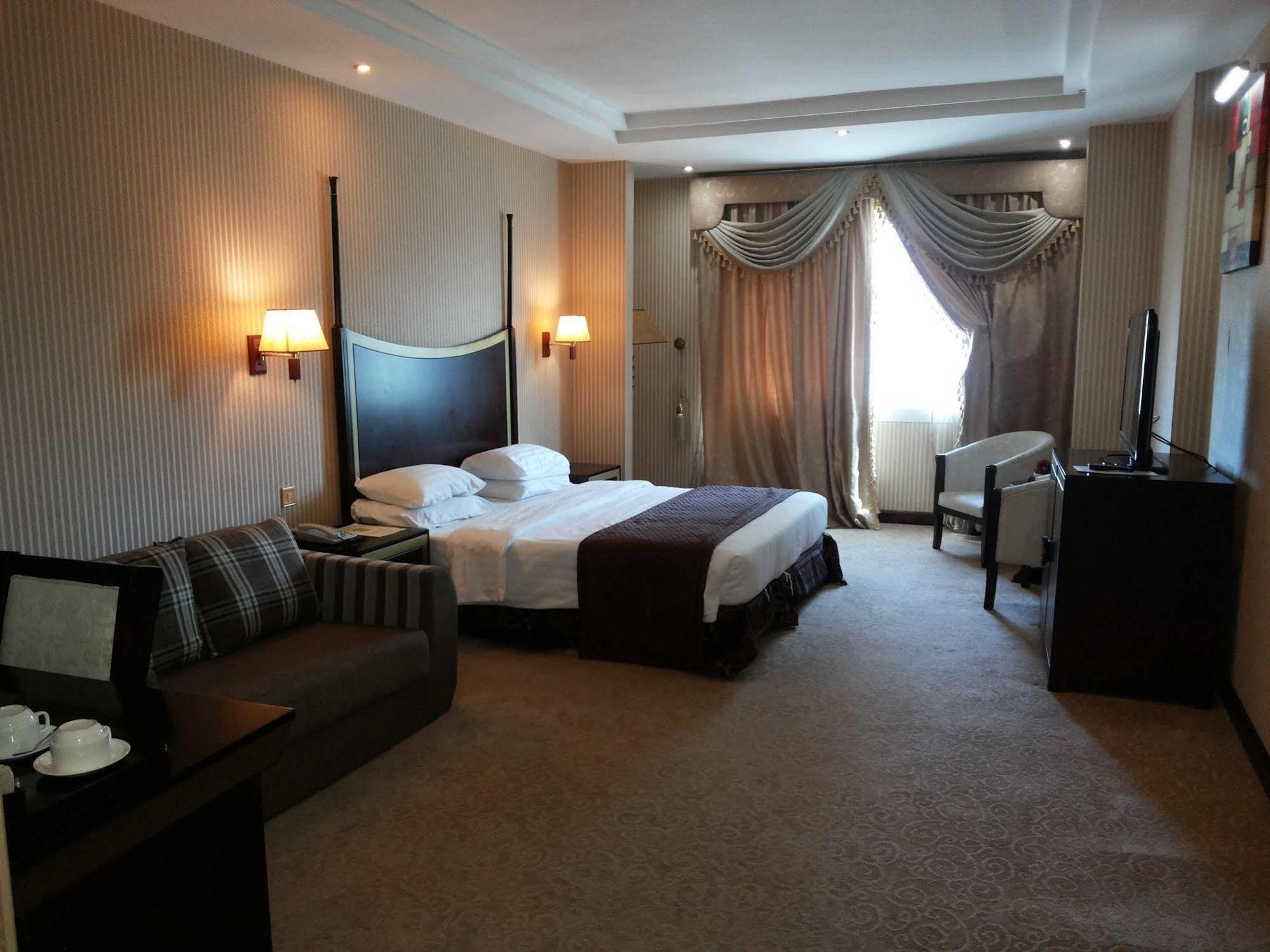 Tourist Hotel Doha Exteriör bild