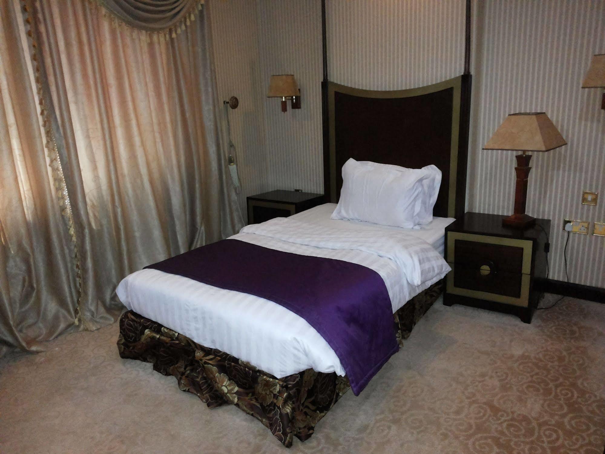 Tourist Hotel Doha Exteriör bild