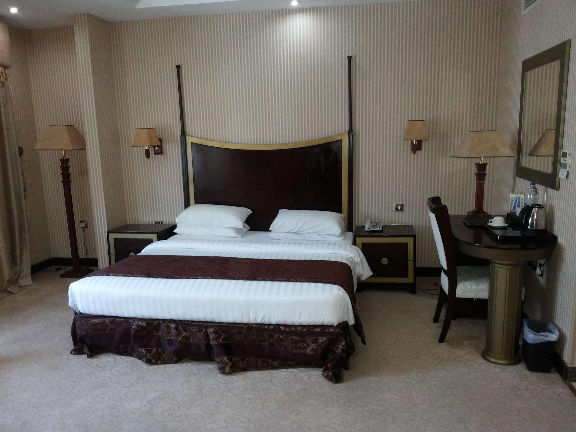 Tourist Hotel Doha Exteriör bild