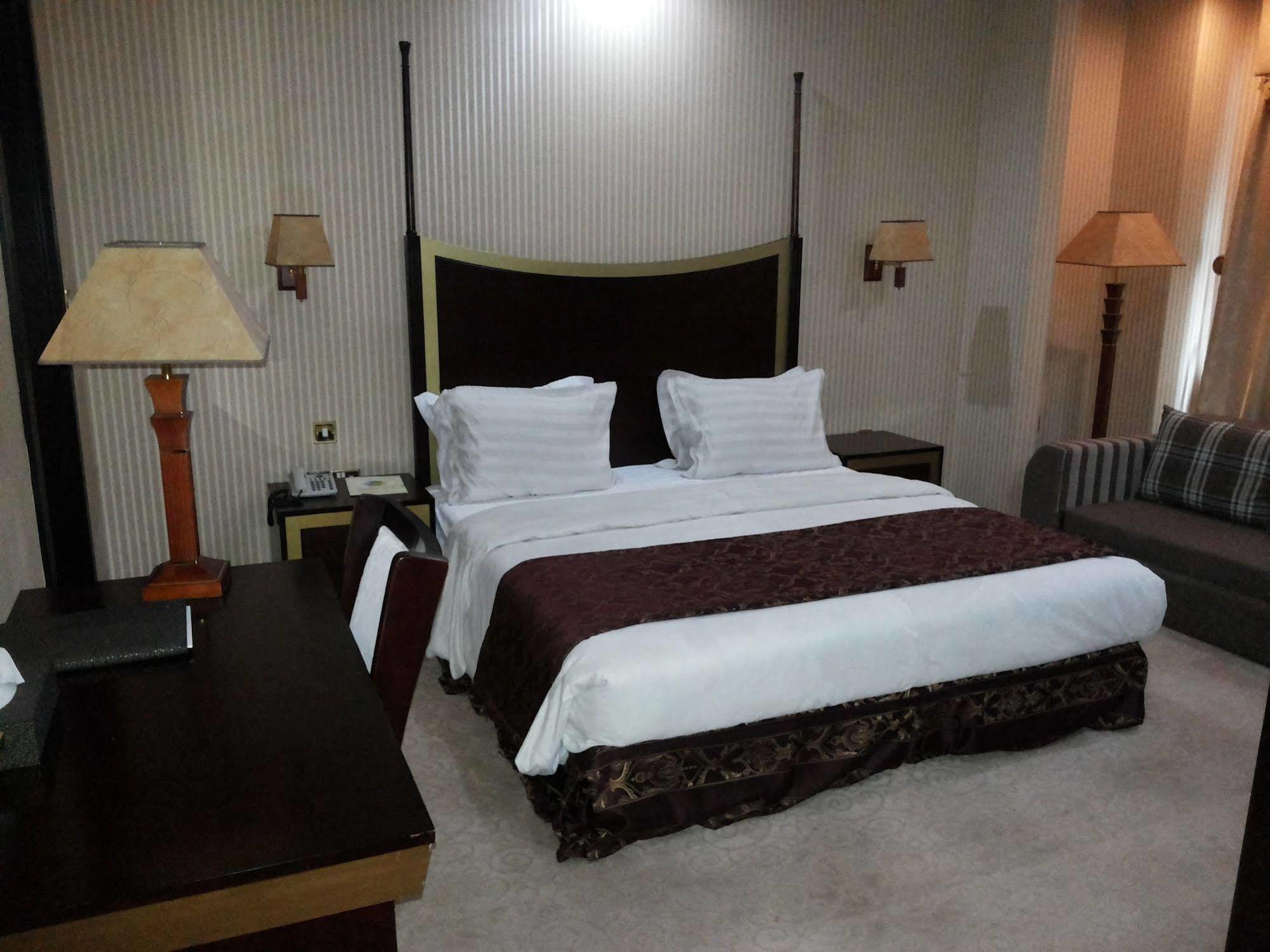 Tourist Hotel Doha Exteriör bild